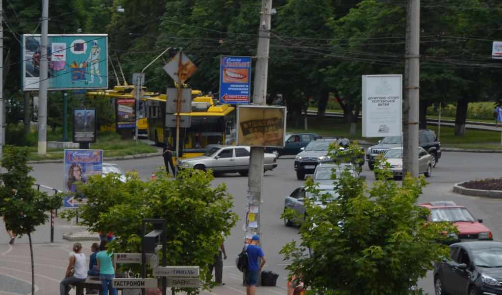 В центрі Полтави тролейбус зіткнувся з автомобілем: постраждала дівчина. ФОТО 