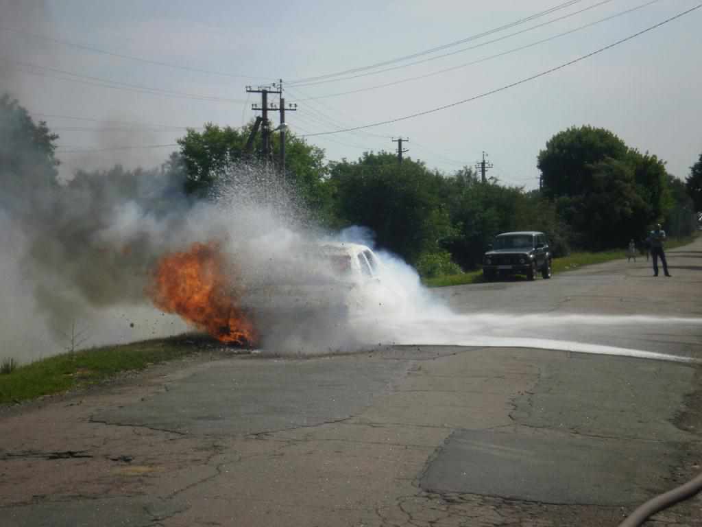На Полтавщині горіло авто: ледь загасили. ФОТО 