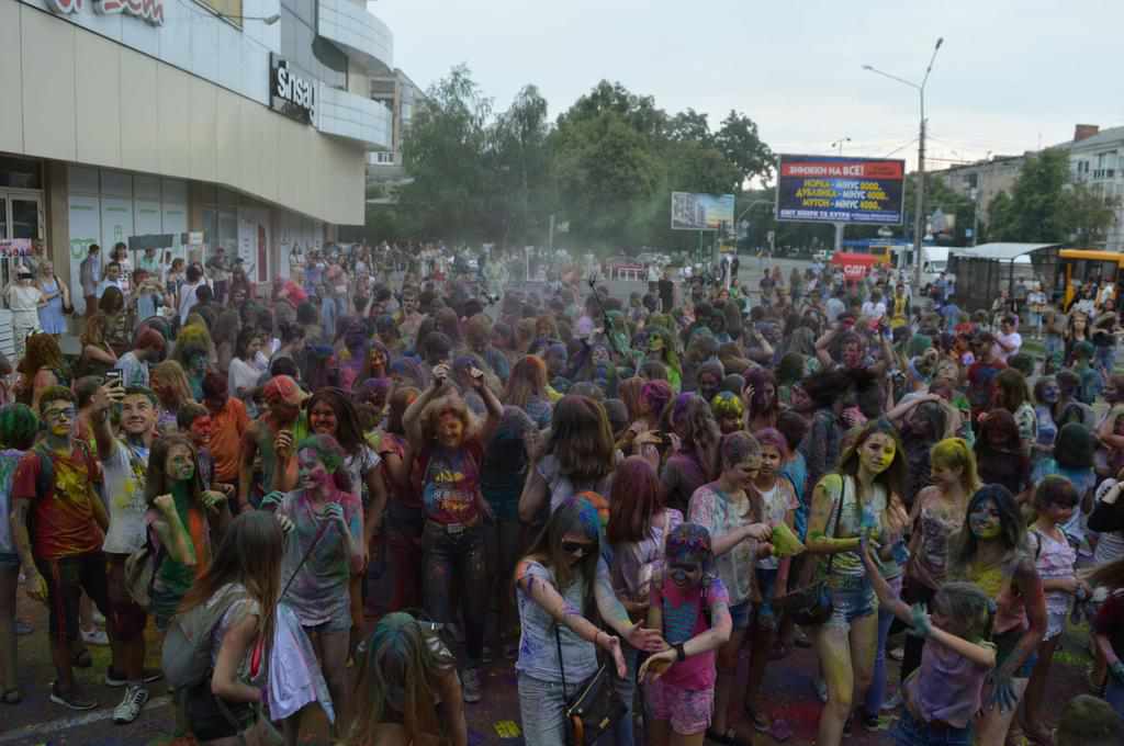 Holi Fest у Полтаві: сотні людей обсипалися фарбою. ФОТО, ВІДЕО