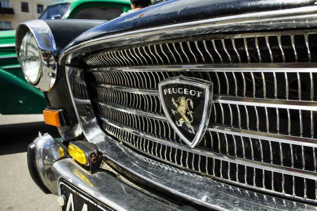 У центрі Полтави влаштували виставку ретро автомобілів і мотоциклів. ФОТО