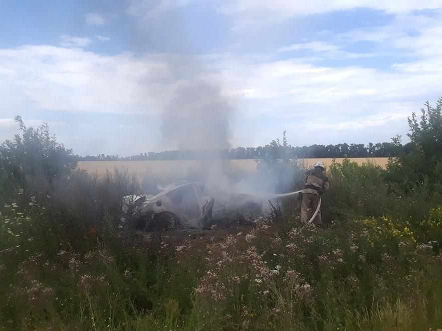 На Полтавщині автомобіль протаранив відбійник та загорівся