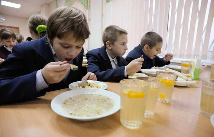 У Полтаві дітям бійців АТО повернули безкоштовне харчування 