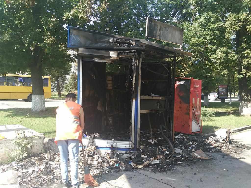 Другий за тиждень: у Полтаві неподалік облдержадміністрації згорів кіоск. ФОТО