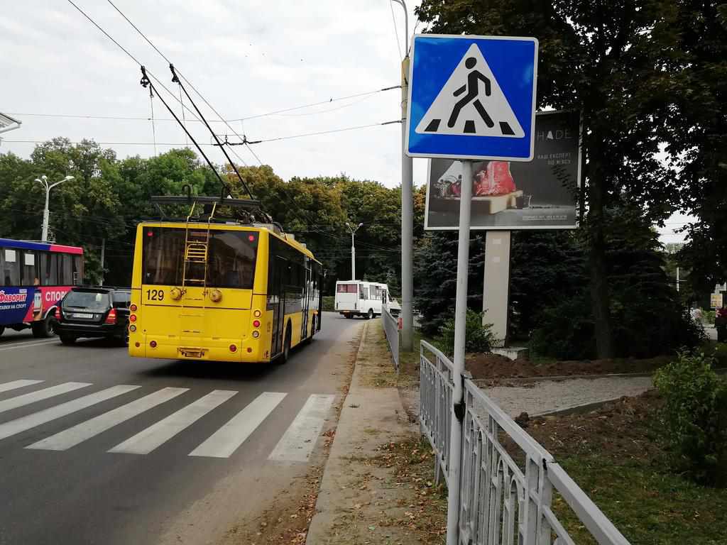 Не лізьте під машини: у центрі Полтави обладнали новий пішохідний перехід. ФОТО