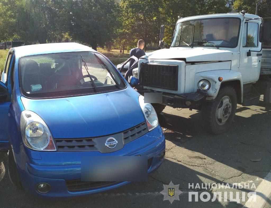 У Полтаві легковик зіткнувся з вантажівкою: постраждала жінка. ФОТО