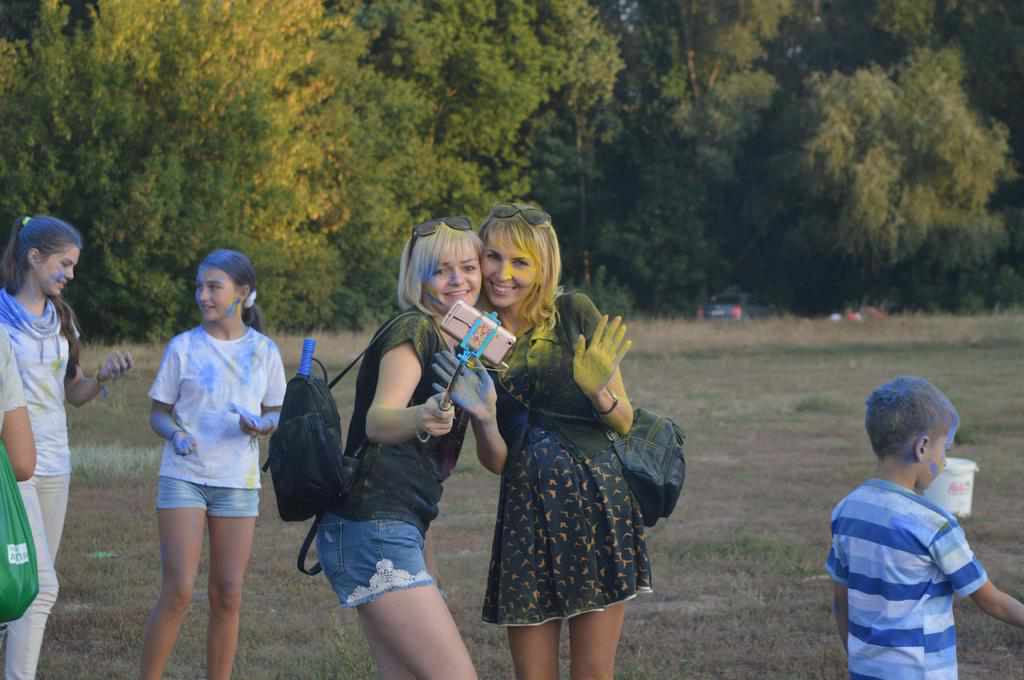 Кольори України: у Полтаві відбувся патріотичний холі-фест. ФОТО 