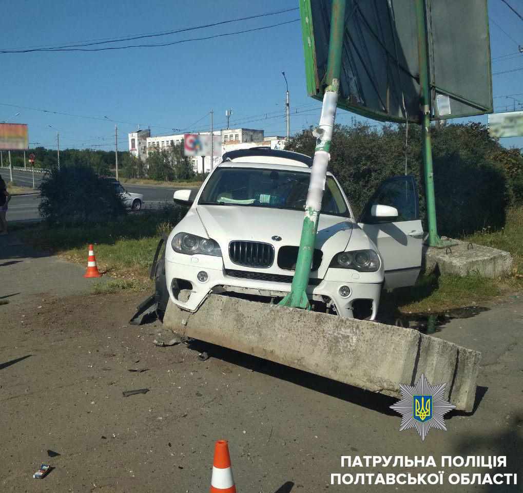 У Полтаві позашляховик врізався у білборд. ФОТО