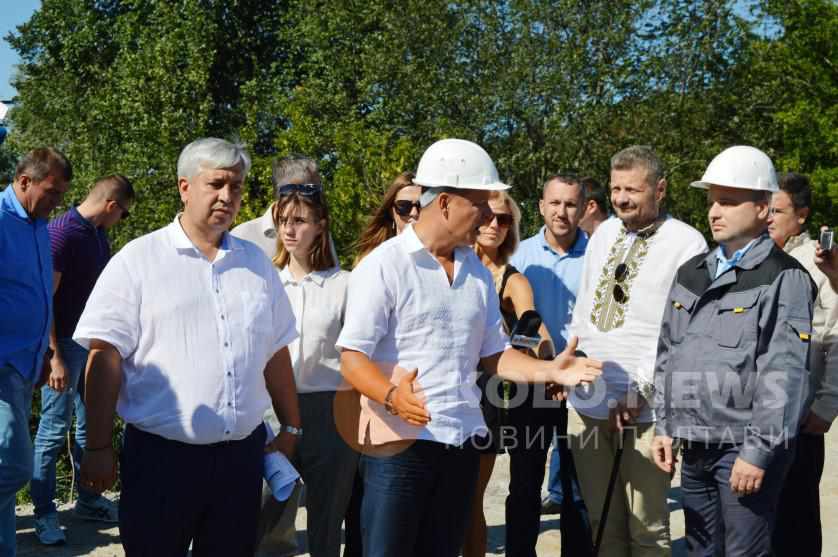 Олег Ляшко перевірив, як відновлюють аварійний міст на Полтавщині, та пообіцяв реконструювати Будинок культури в Лубнах