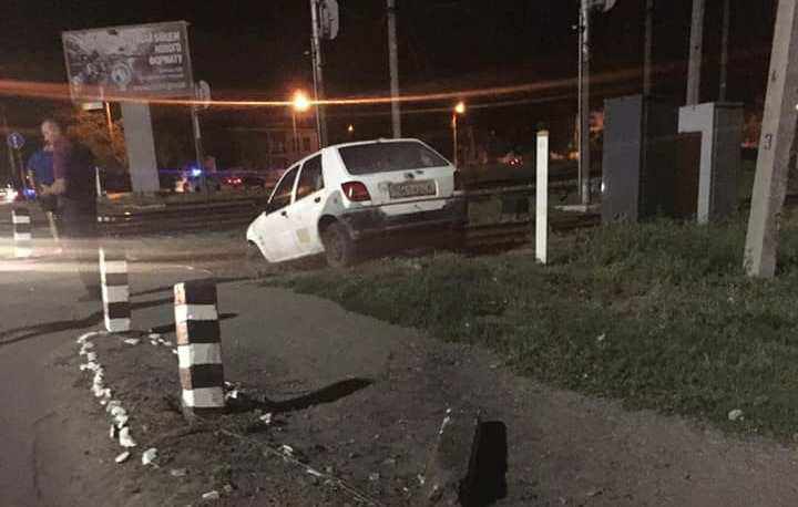 У Полтаві нетверезий водій скоїв зіткнення з іншим авто та влетів у залізничну колію. ФОТО