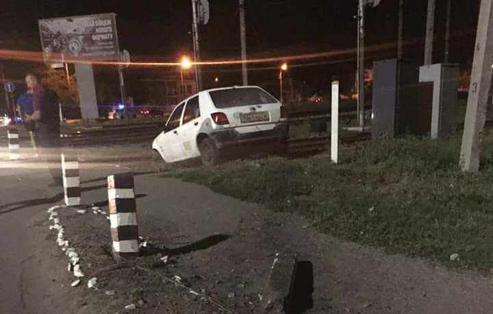 У Полтаві нетверезий водій скоїв зіткнення з іншим авто та влетів у залізничну колію. ФОТО 