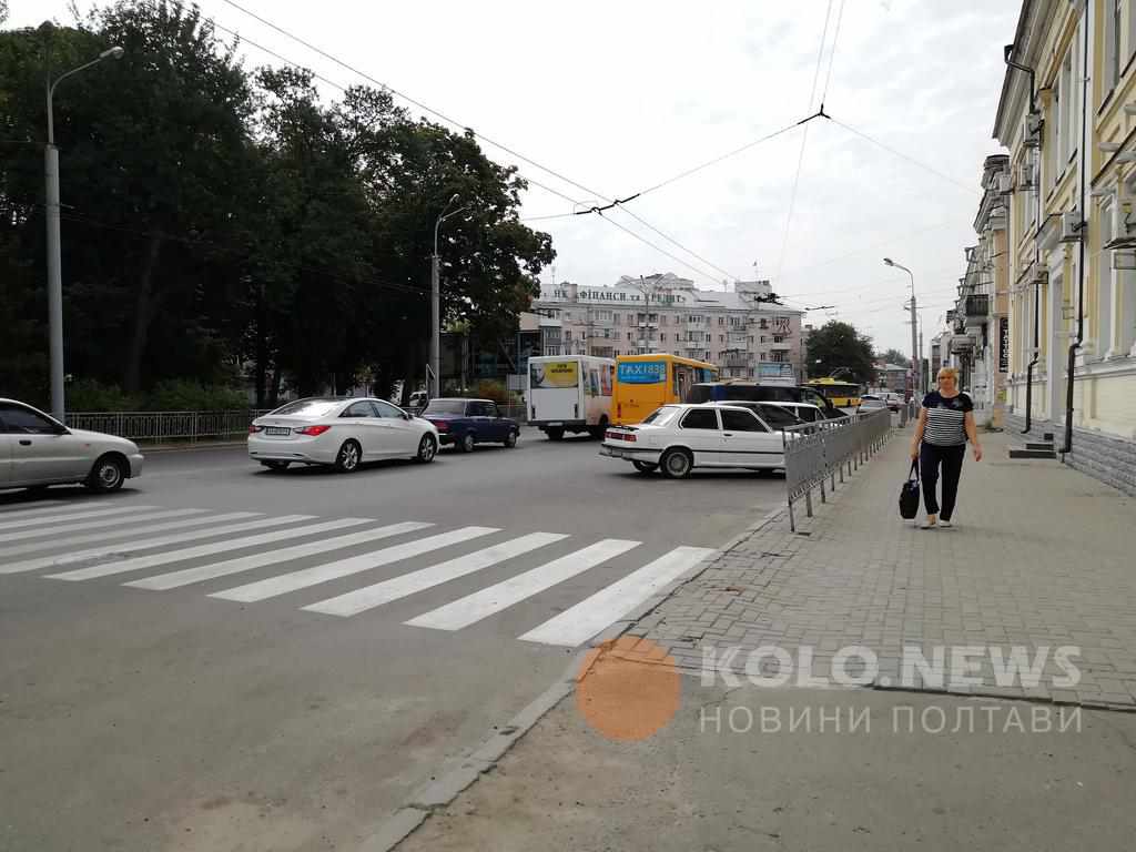 Новий перехід у центрі Полтави – випробування і пішоходів, і водіїв. ВІДЕО