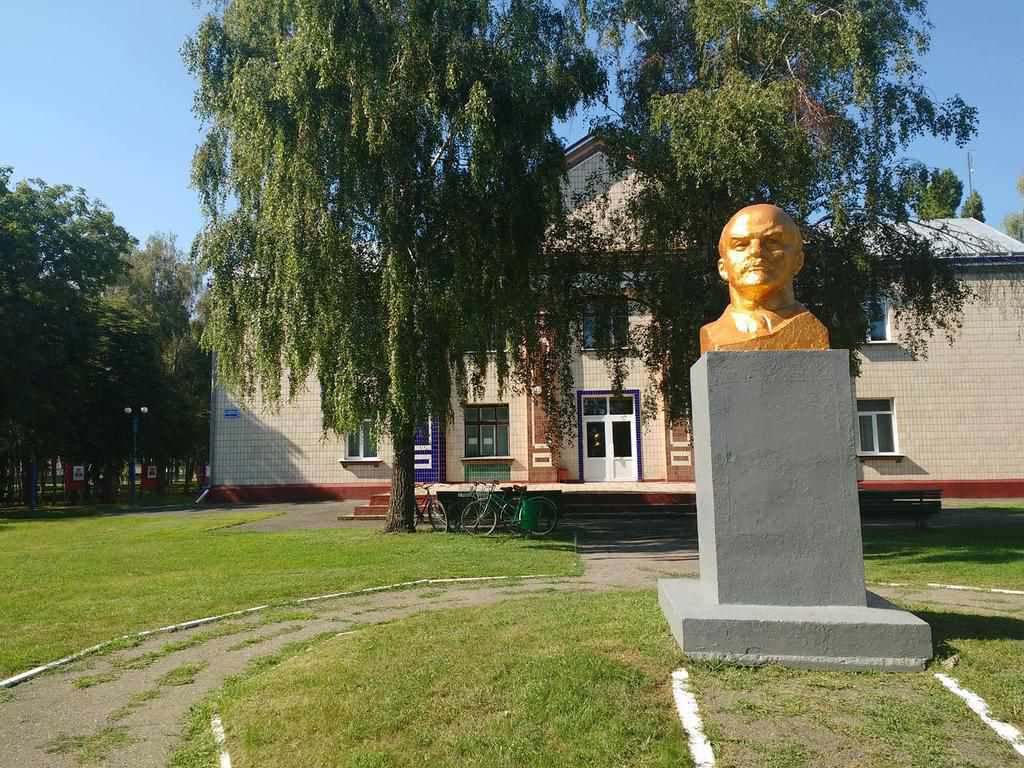 Останній в області: на Полтавщині відмовляються демонтувати погруддя Леніну 