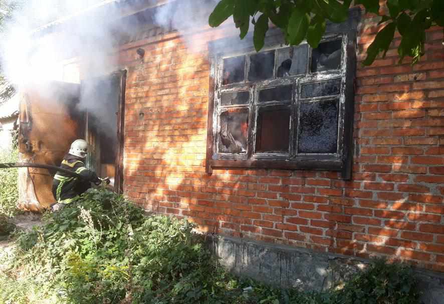 На Полтавщині через необережне поводження з вогнем зайнявся будинок