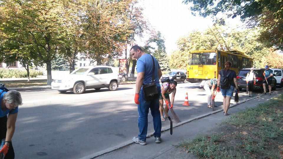 Бюджетники Полтави вийшли на прибирання міста. ФОТО