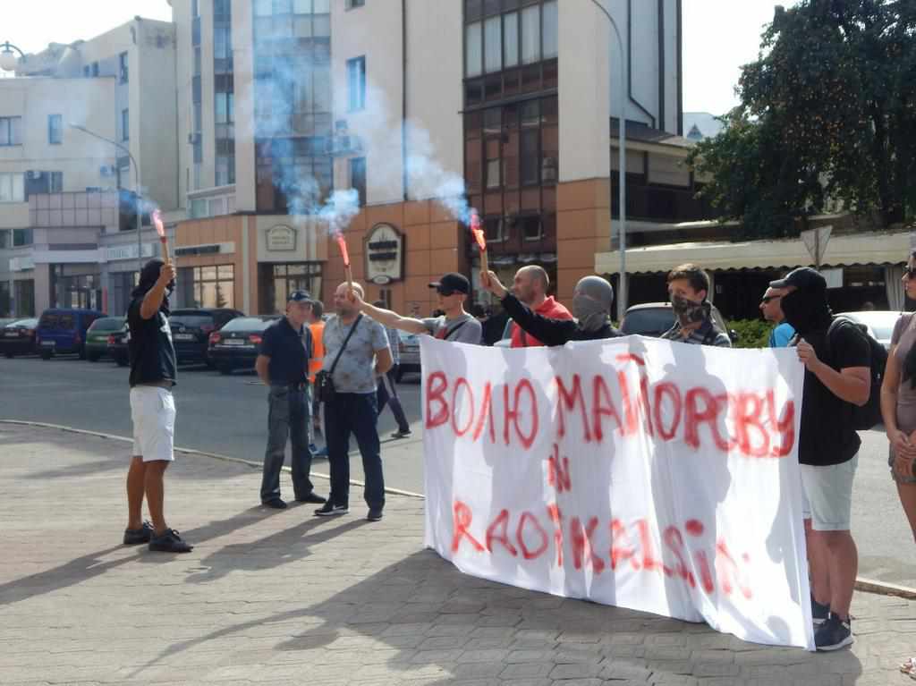 У Полтаві під прокуратурою мітингували: палали фаєри. ФОТО, ВІДЕО