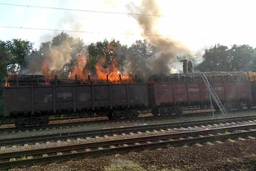 Під Лубнами на залізниці загорівся вагон з лісом. ФОТО