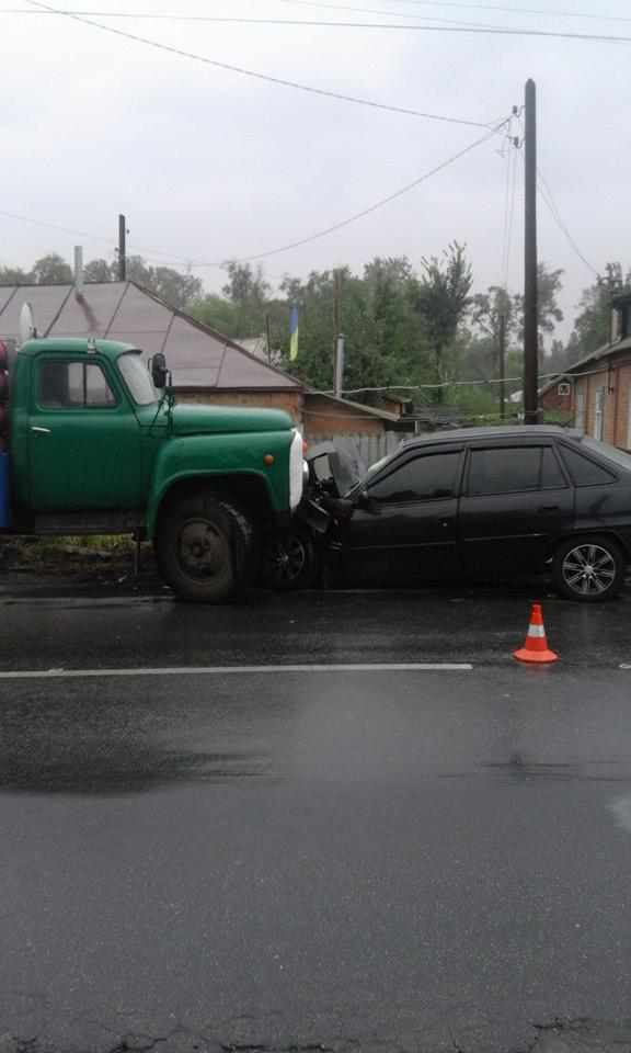 Лобове зіткнення: у Полтаві вантажівка зіткнулася з легковиком