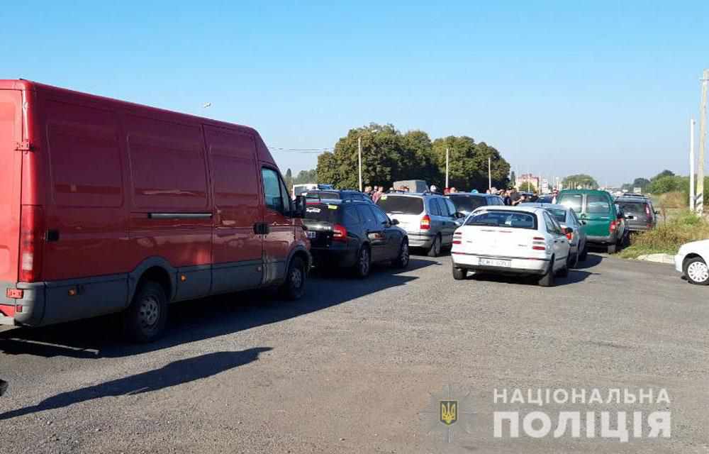 Під Полтавою автомобілісти перекривали дорогу 