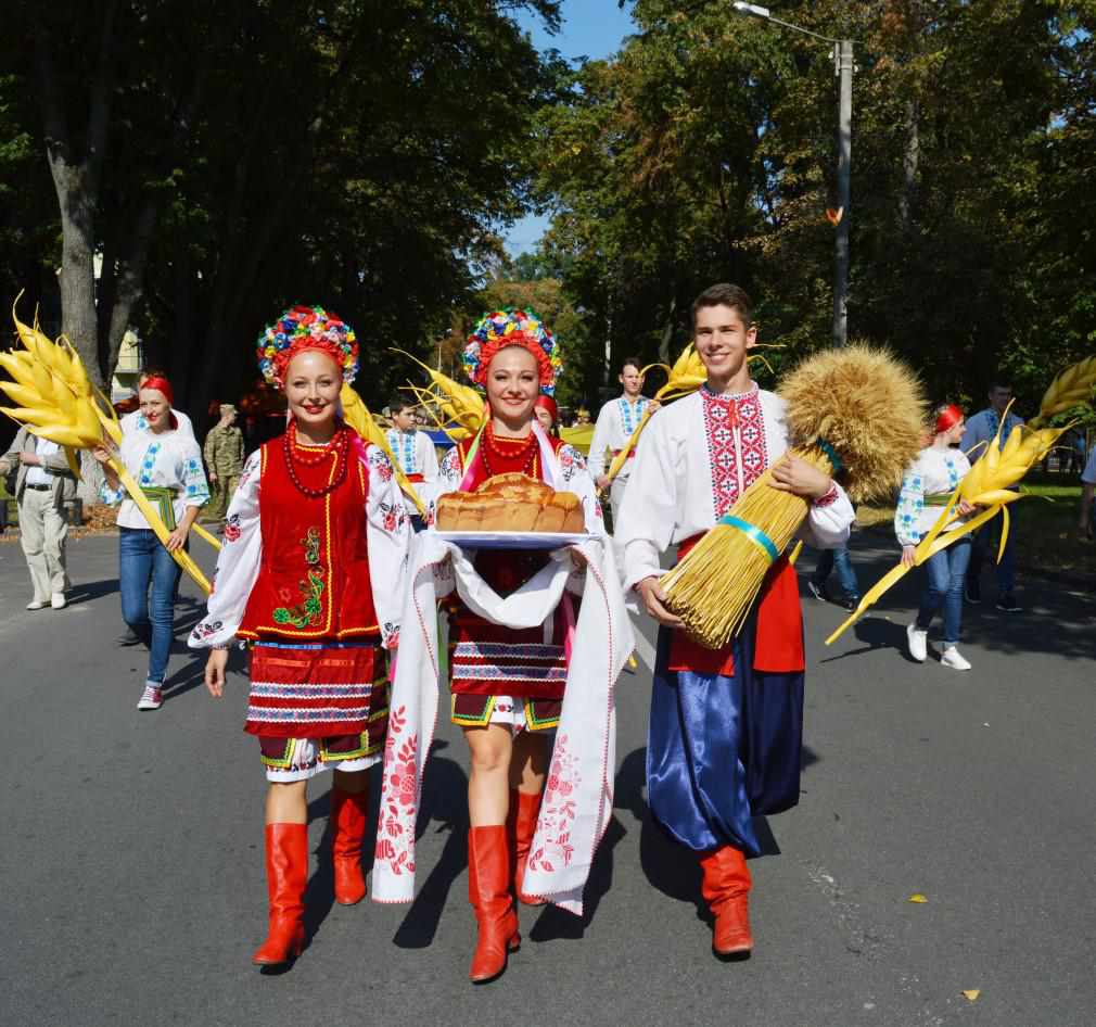Тисячі людей у національному вбранні: в Полтаві відбувся Парад вишиванок. ФОТО