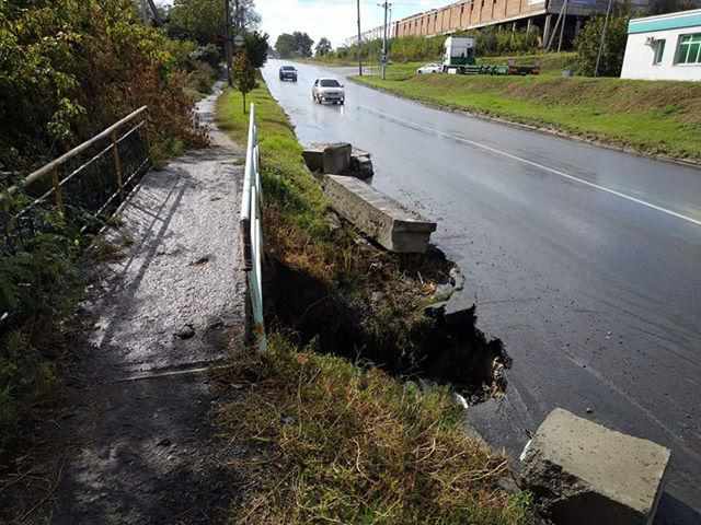 У Полтаві утворилася прірва на дорозі. ФОТОФАКТ