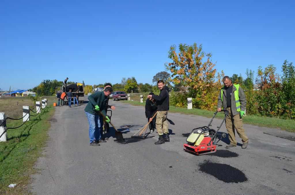 У селі під Полтавою люди самотужки взялися ремонтувати дорогу. ФОТО