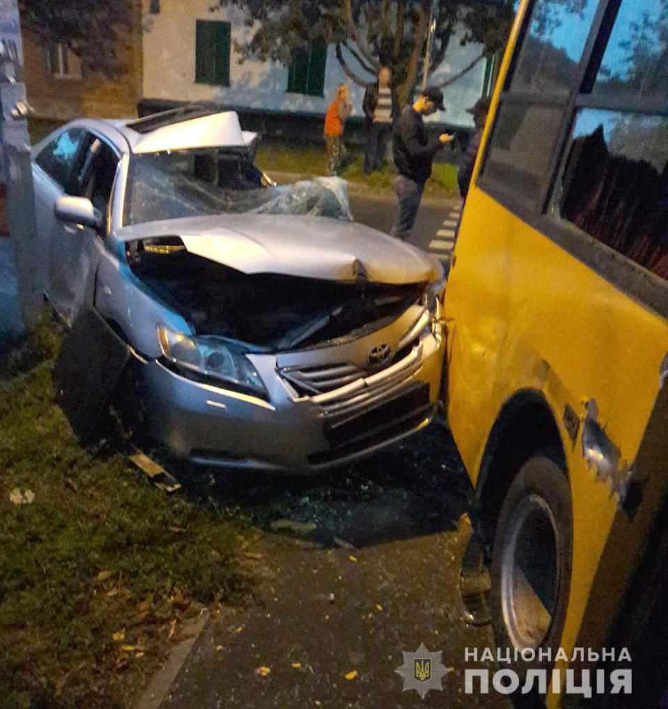 У Полтаві не розминулись маршрутка та легковик, постраждали чотири людини: ФОТО