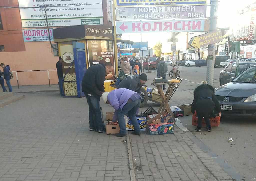 Стихійні ринки на тротуарах Полтави: як і коли з ними боротиметься влада