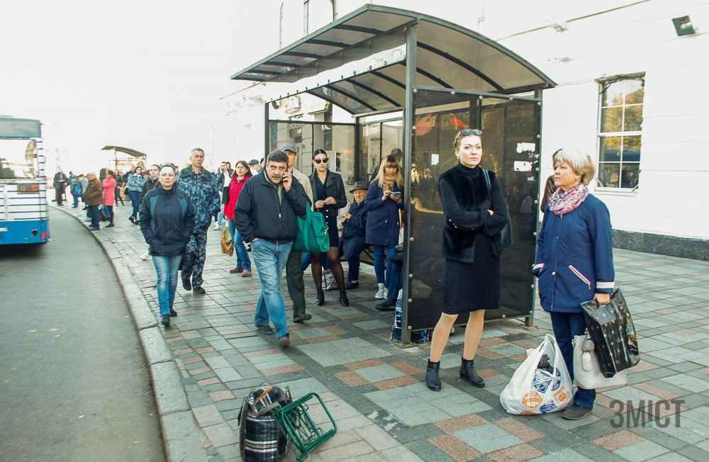 Бунт перевізників: у Полтаві бастували водії, люди не могли виїхати із зупинок. ВІДЕО