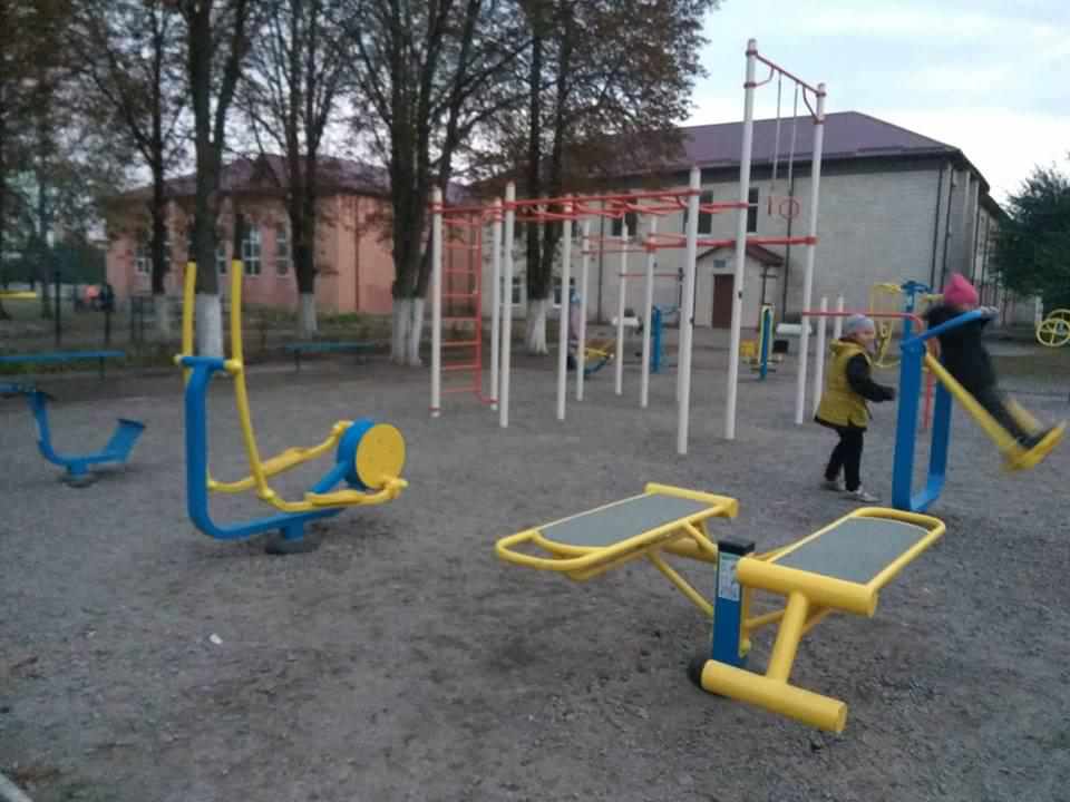 На Полтавщині встановили майданчик з вуличними тренажерами за понад 130 тисяч