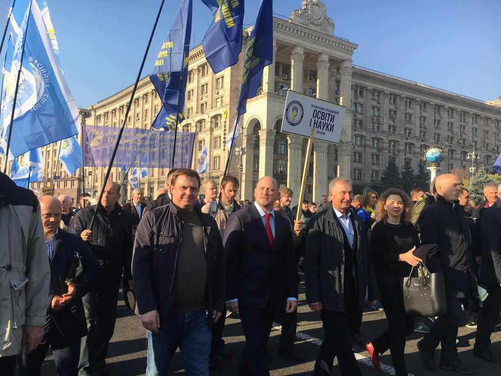 Полтавського нардепа облили фекаліями біля Кабміну