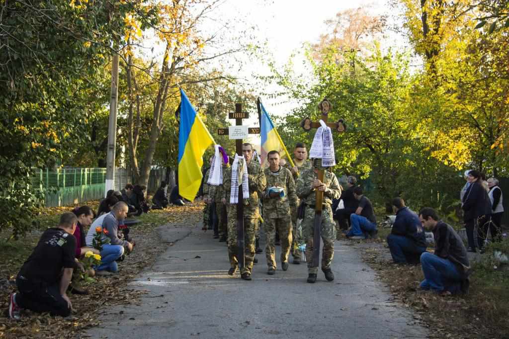 «Ще вітали із Днем захисника, а через хвилину дізналися, що загинув»: Андрія Корну поховали на Полтавщині. ФОТО 