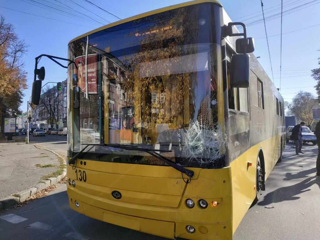 У Полтаві зіштовхнулися тролейбус і легковик: хто винен. ФОТО, ОНОВЛЕНО