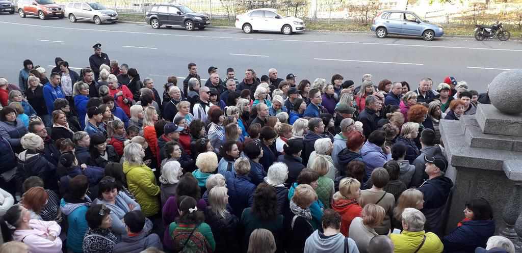 У Полтаві під міською радою мітингують підприємці. ФОТО