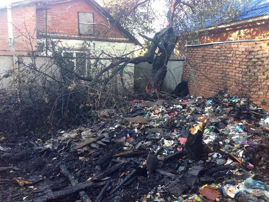 У дворі полтавців зайнялася купа сміття