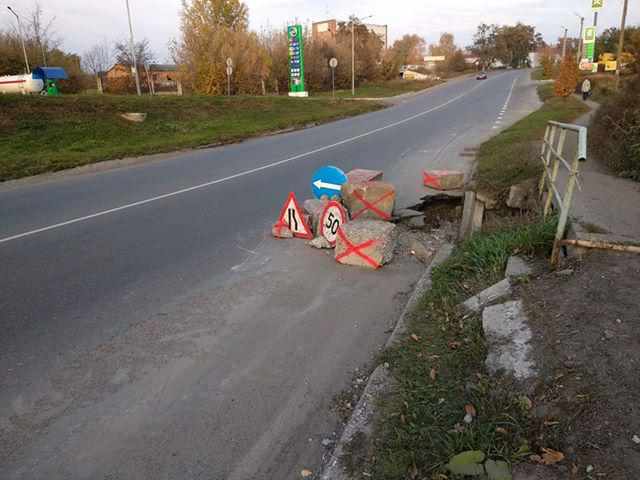 Провалля на дорозі в Полтаві обгородили поперджувальними знаками. ФОТОФАКТ