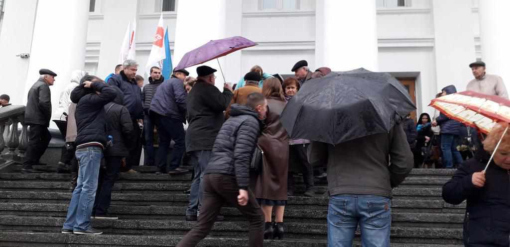 Під Полтавською міською радою мітингують: що вимагають
