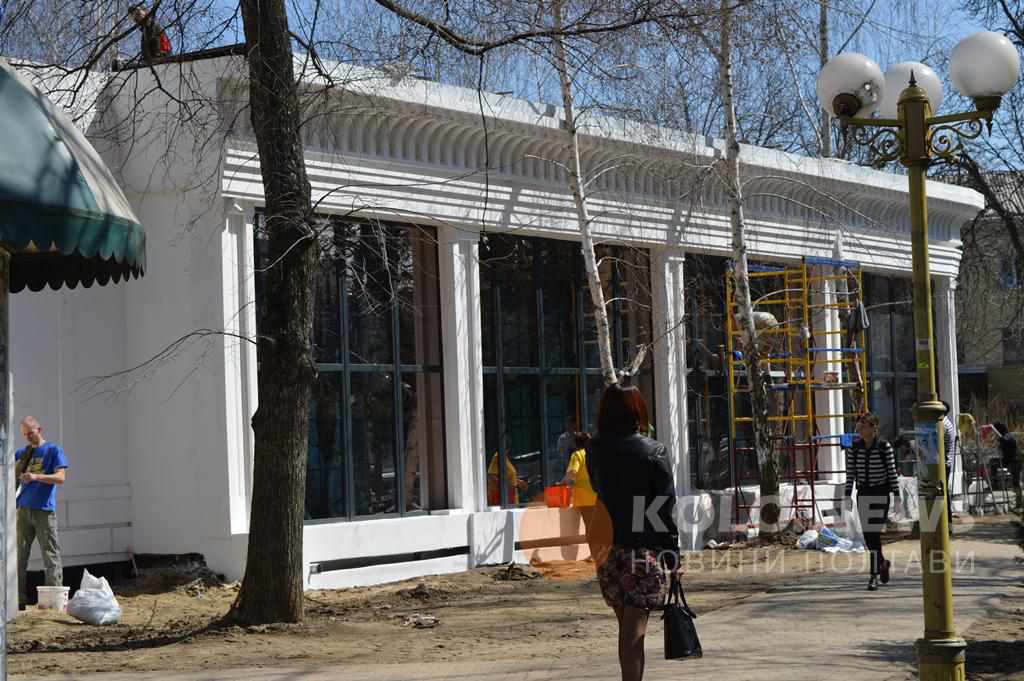 Власнику прибудови до екс-будівлі кінотеатру імені Котляревського вручили припис про демонтаж 