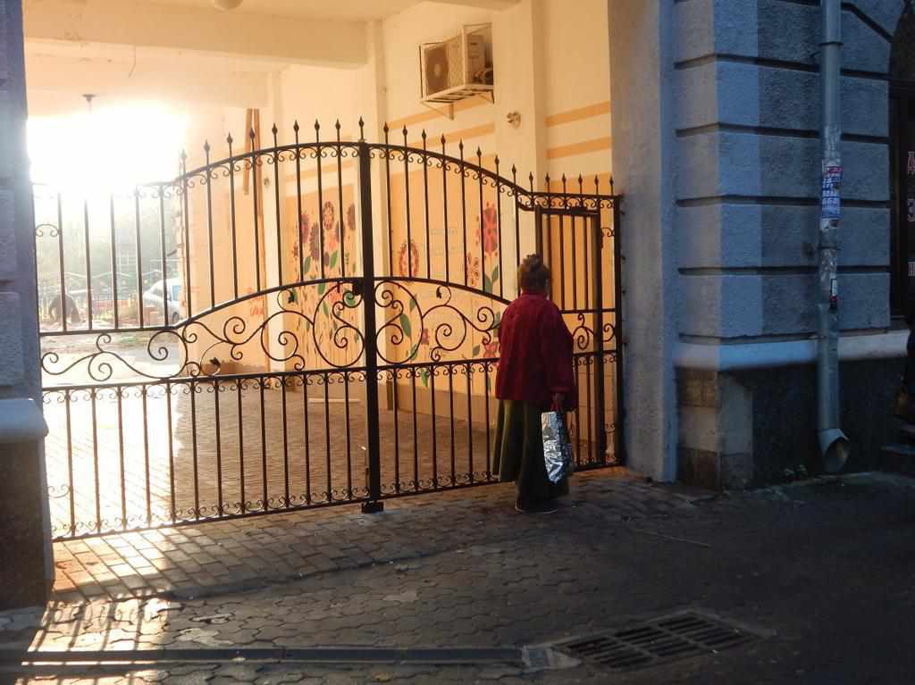 Вхід у скандальну арку в Полтаві перекрили. ФОТО