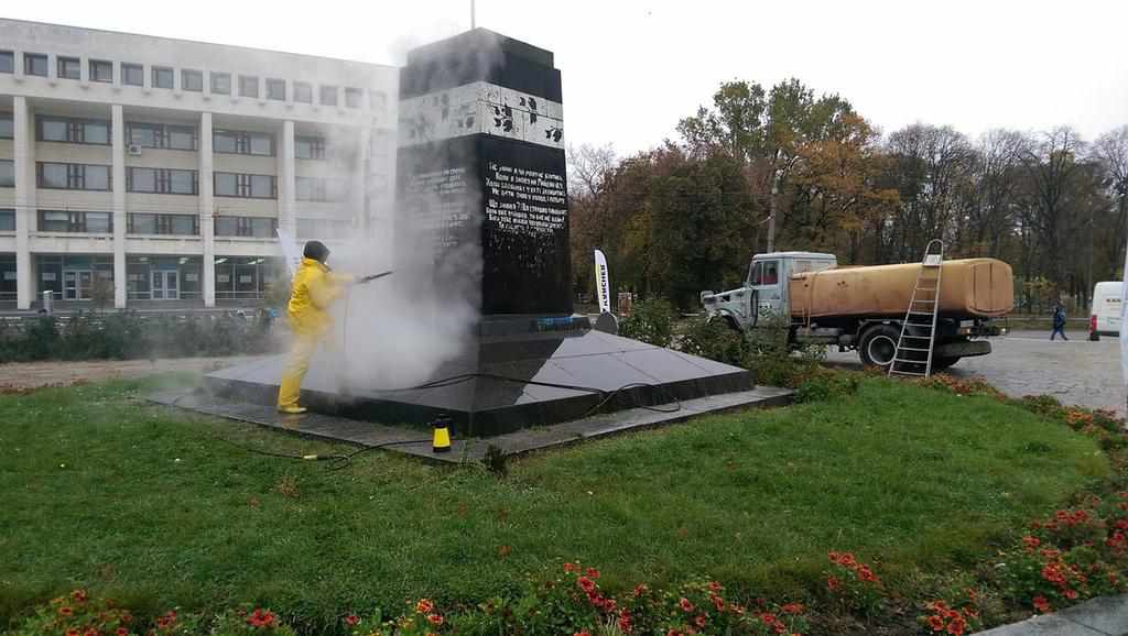 У Полтаві меморіал пам’яті Героїв Небесної сотні очищують від старих малюнків та написів. ВІДЕО
