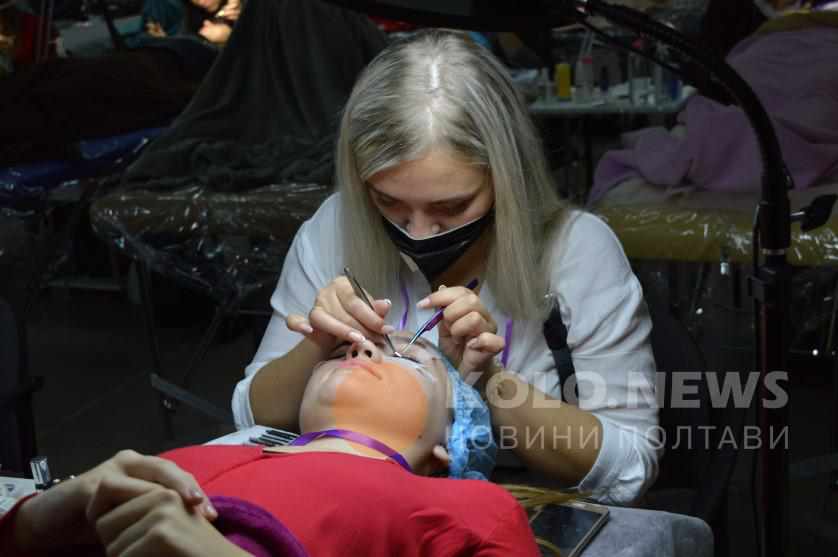 У Полтаві відбувається всеукраїнський чемпіонат з нарощування вій та оформлення брів. ФОТО