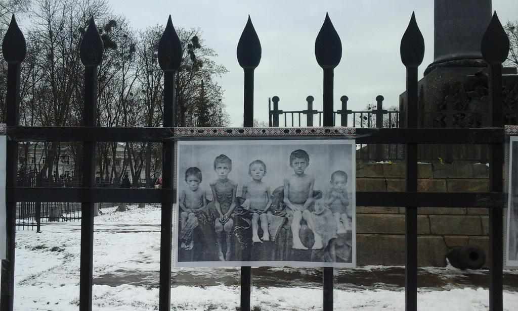 У Полтаві під відкритим небом відбулася фотовиставка пам'яті жертв Голодомору 