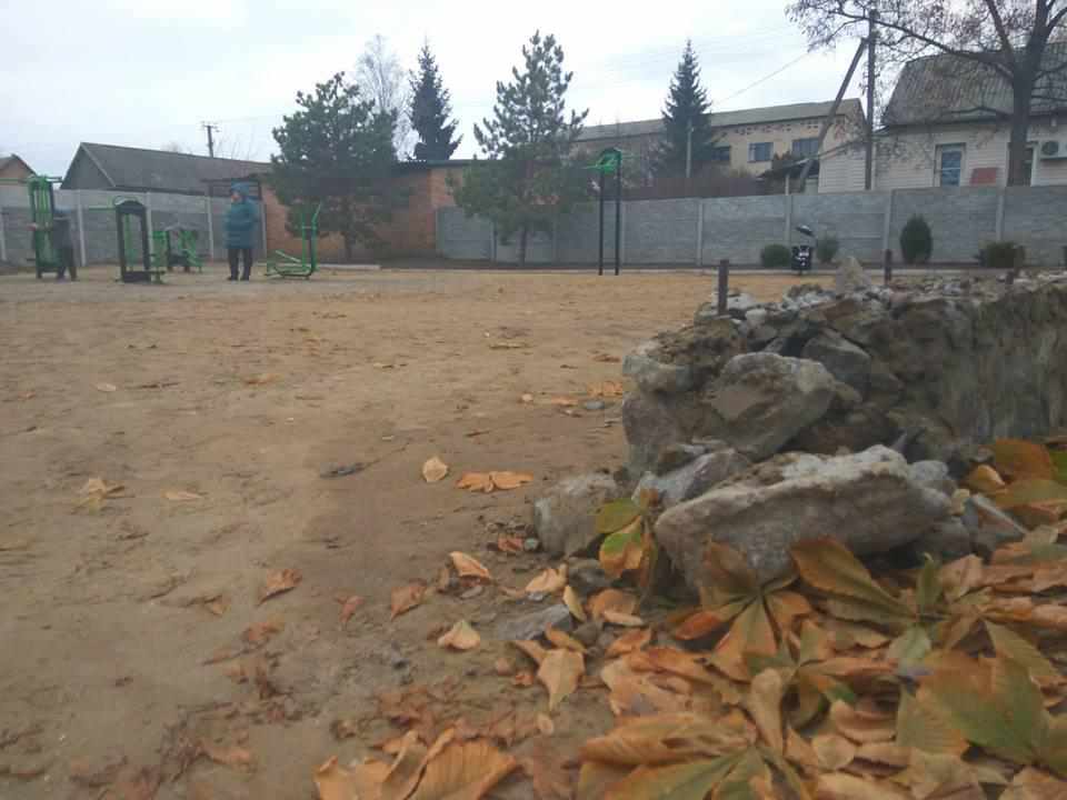 На Полтавщині вандали зазіхнули на новостворений спортивний майданчик. Фотофакт