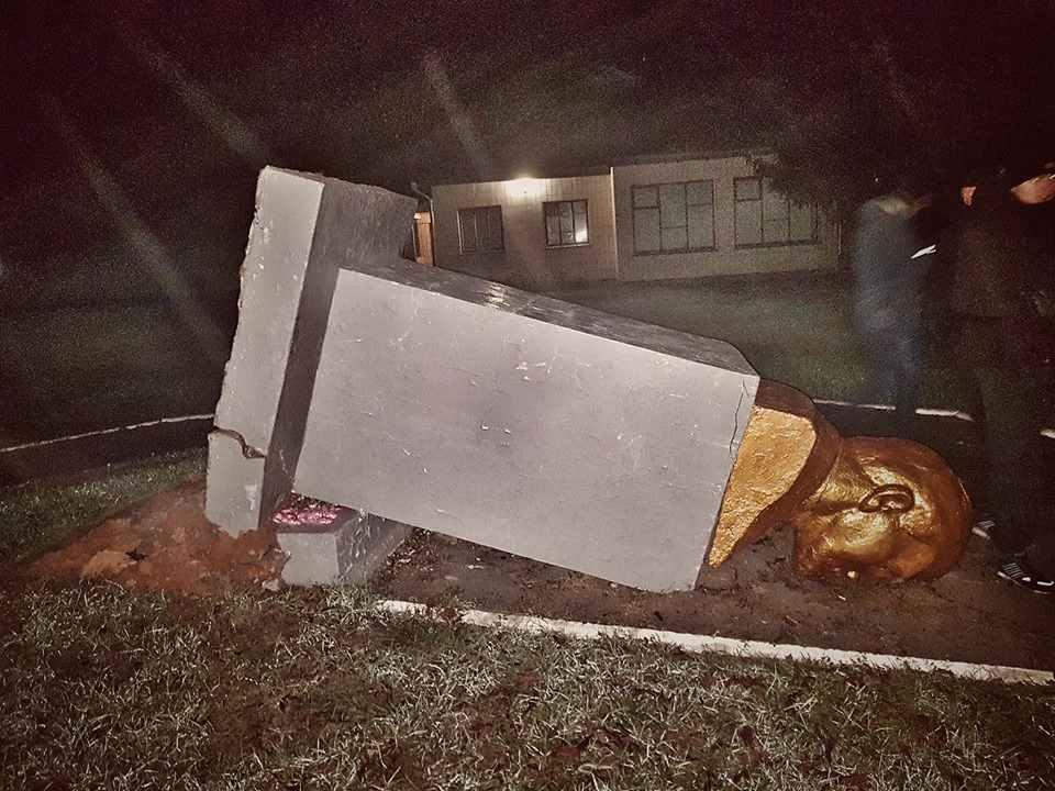 Вождь та командир червоноармійців впали: на Полтавщині знесли пам’ятники лідерам комуністичного режиму