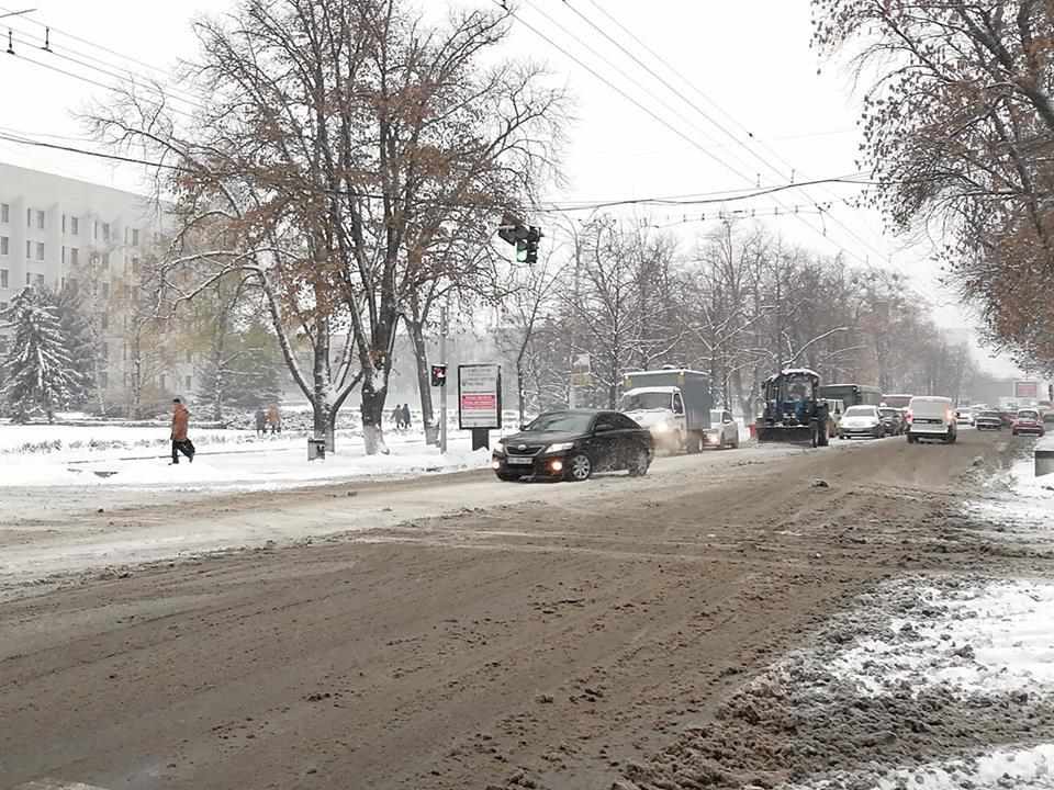 Дороги в Полтаві вночі чистили 17 машин спецтехніки, а в області – 50. ОНОВЛЕНО