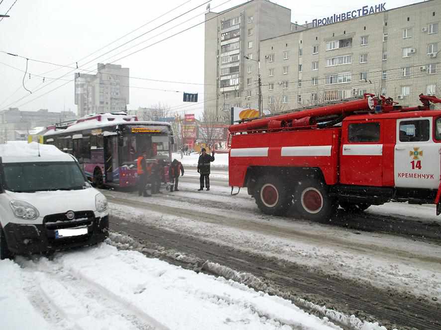 Сніг на Полтавщині:  тролейбус застряг у заметі. ВІДЕО
