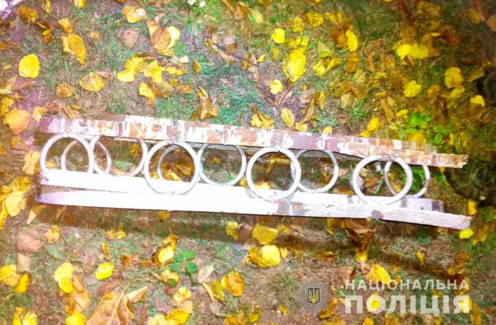 У Карлівці місцевий крав на кладовищі