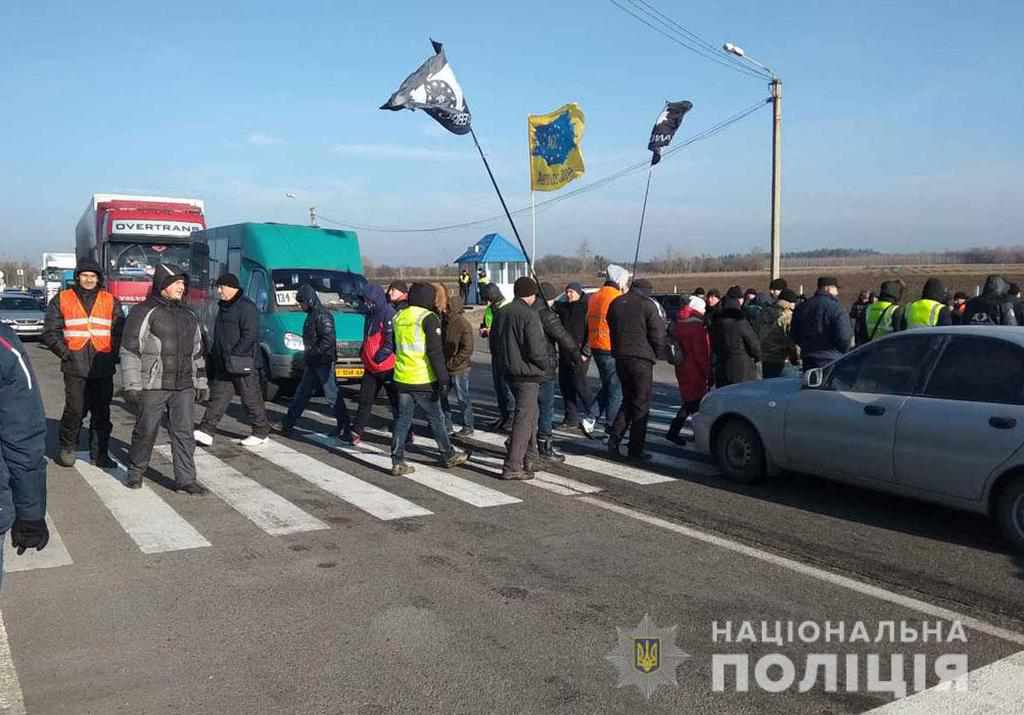 Під час мітингу під Полтавою євробляхери напали на далекобійника, протести в Україні тривають. ВІДЕО
