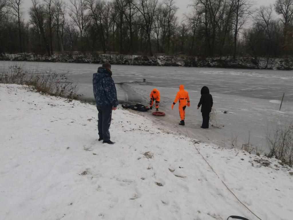У Полтаві врятували рибалку, що не міг вибратися з льоду на річці. ФОТО