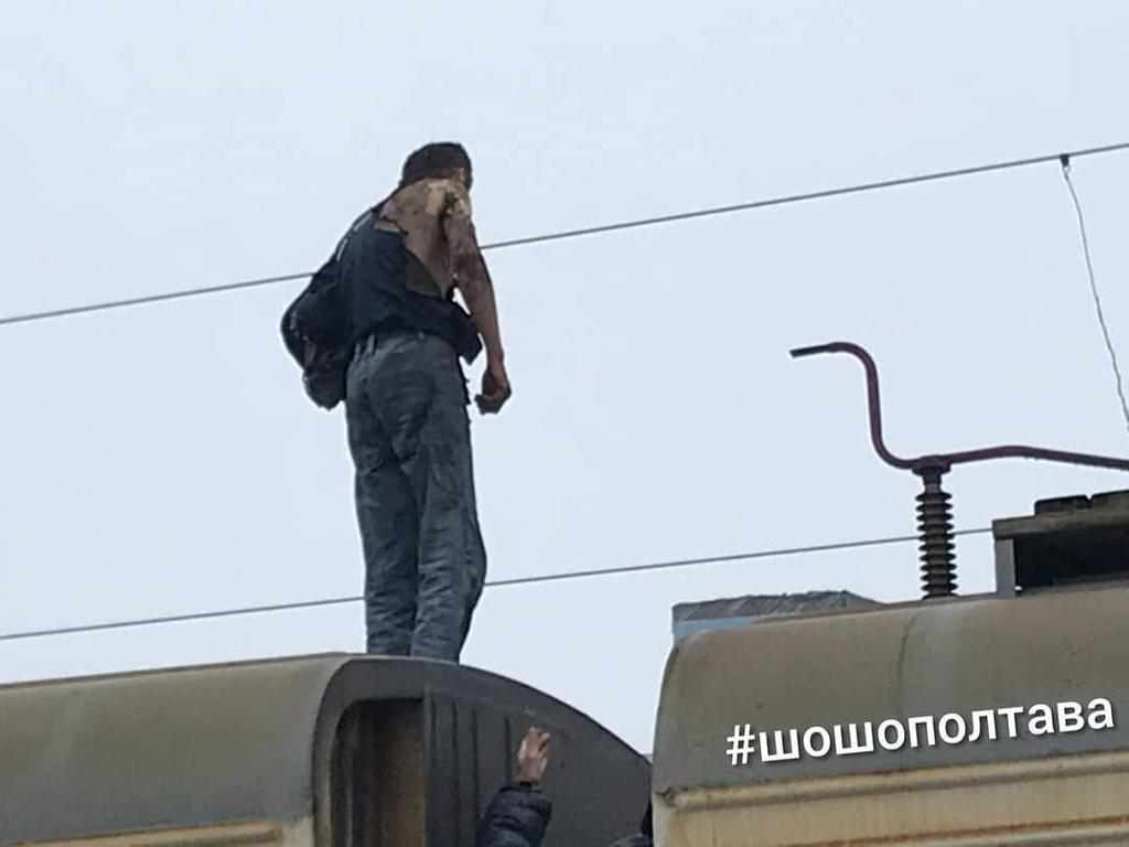 У Полтаві чоловіка вдарило струмом, коли він заліз на вагон потягу. ФОТО