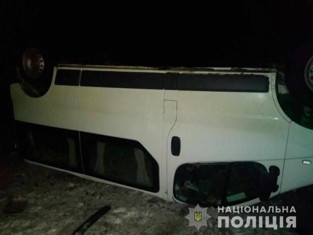 Під Полтавою мікроавтобус злетів з дороги: загинув водій